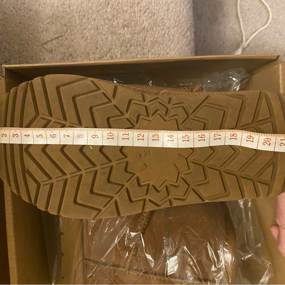UGG kids Classic Tan winter boots 1 pair left!! PLEASE REFER TO SIZE CHART - Picture 7 of 9